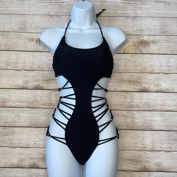 Sexy One Piece - Picture 2 of 11